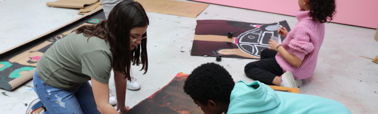 Des enfants et de la peinture