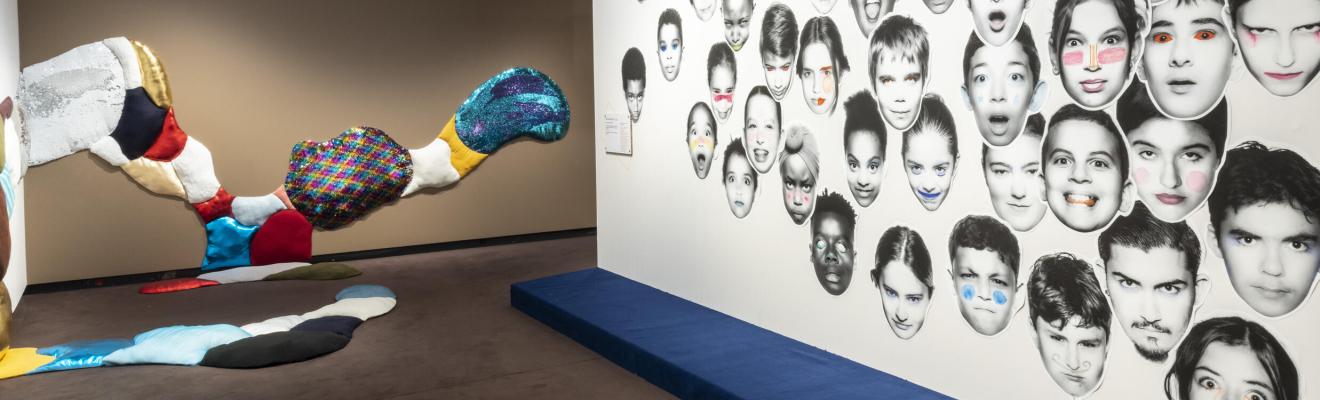 Vue de l'exposition avec des visages d'enfants