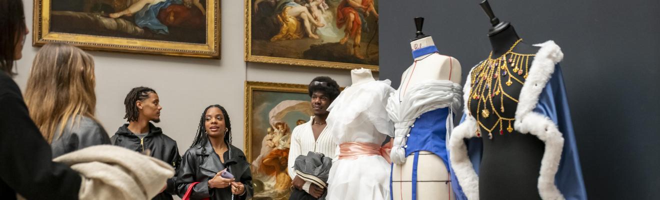 Exposition des créations textiles par les élèves de l' IBSM pendant la Bacchanight 9, la nocturne étudiante du musée.