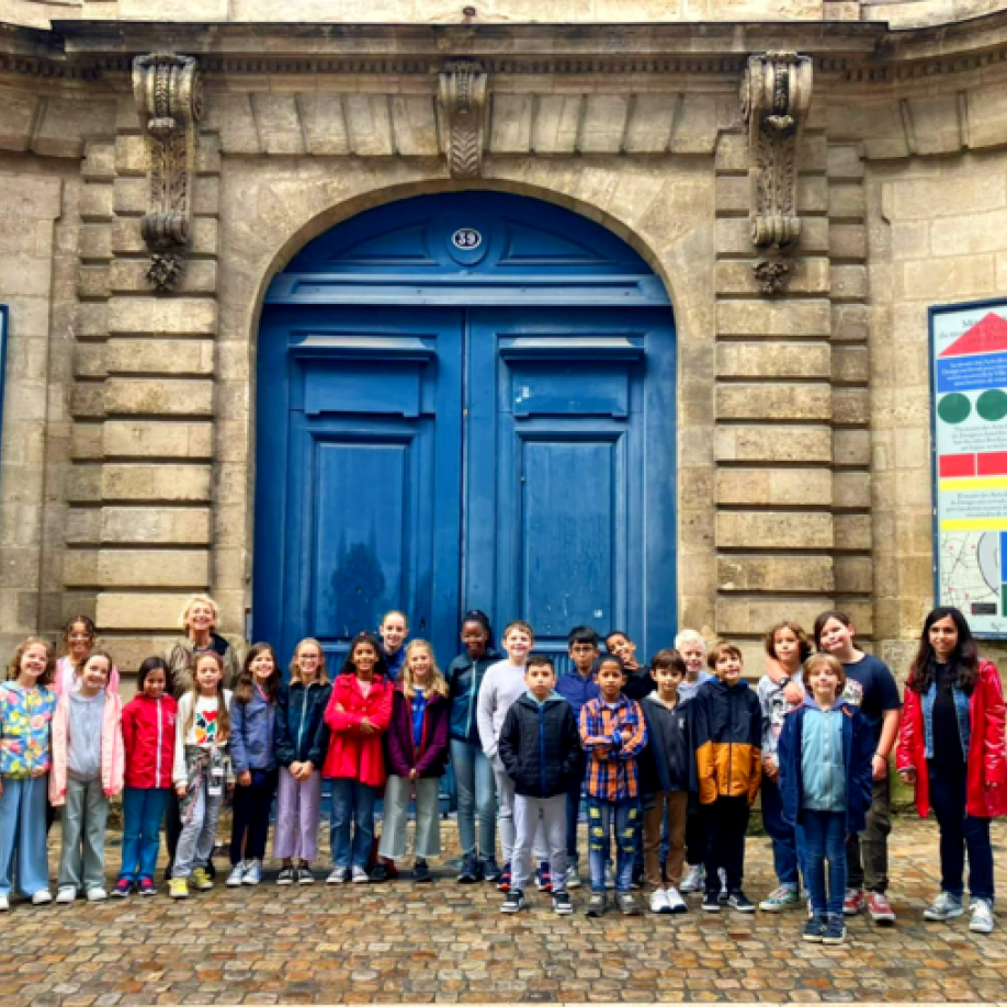 Classe de l'école Cazemajor devant le madd-bordeaux